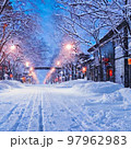 雪道と道沿いにある住宅 雪道と道沿いにある住宅 97962983