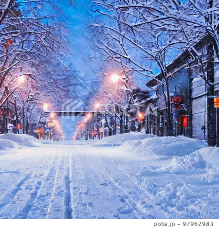 雪道と道沿いにある住宅 97962983