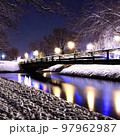 灯りに照らされている川と雪が積もった橋 灯りに照らされている川と雪が積もった橋 97962987