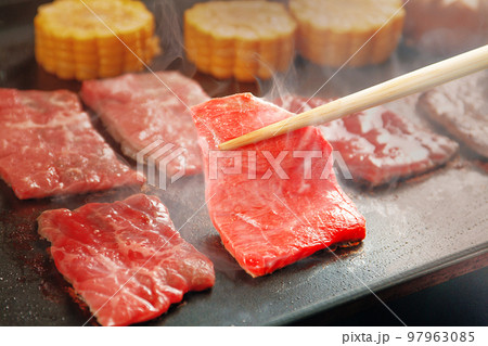 ホットプレートで焼肉イメージ 97963085