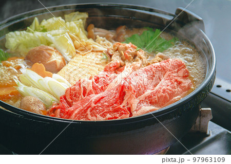 すき焼き鍋料理イメージ 97963109