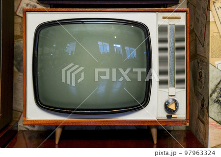 Vintage television set at shop. Old television placed in electrical stores Vintage television set at shop. Old television placed in electrical stores 97963324