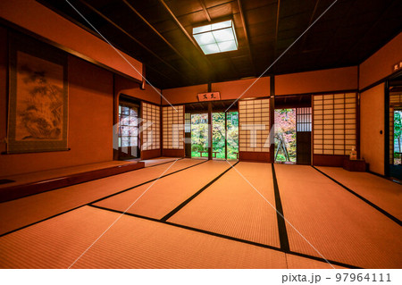 寺島蔵人邸の紅葉 97964111