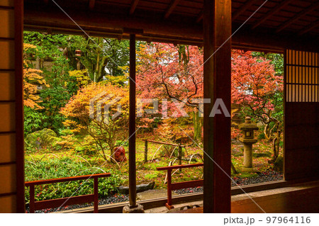 寺島蔵人邸の紅葉 97964116