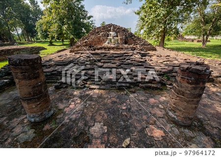 パーサック歴史公園内の寺院跡_チェンセーン遺跡　タイ王国チェンライ 97964172