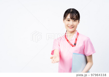 手を差し伸べるピンクのスクラブを着た若い女性の看護師 97964338