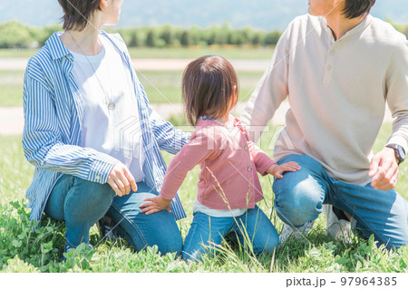 後ろを振り向くアジア人の家族・ファミリー 97964385