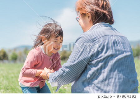 おばあちゃんと遊ぶアジア人の子供(幼児・笑顔) おばあちゃんと遊ぶアジア人の子供(幼児・笑顔) 97964392
