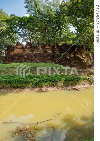 城壁跡_チェンセーン遺跡　タイ王国チェンライ 97964722