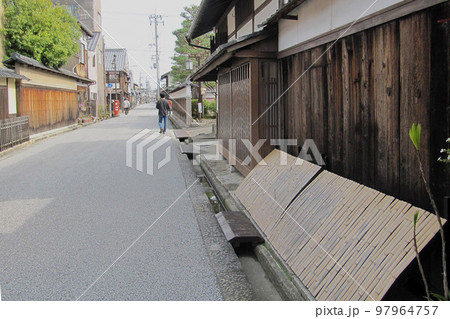 犬矢来がある昔の町並み/滋賀県近江八幡市 犬矢来がある昔の町並み/滋賀県近江八幡市 97964757