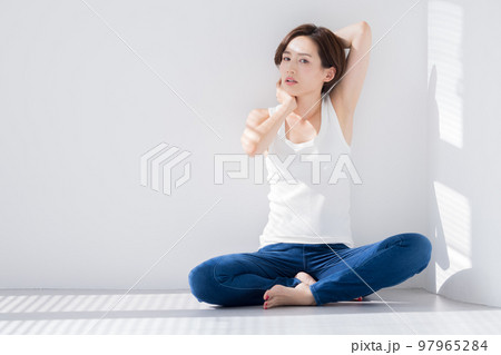 ビューティーイメージ タンクトップを着ている女性のポートレート ビューティーイメージ タンクトップを着ている女性のポートレート 97965284