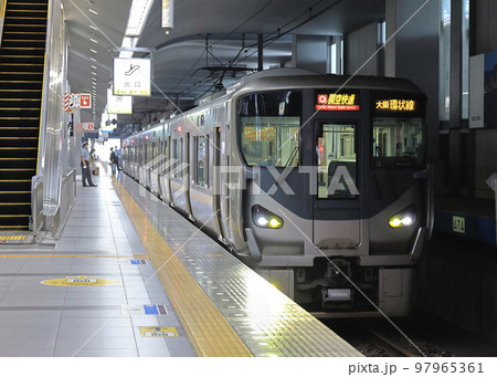 関西空港駅に停車する225系関空快速 関西空港駅に停車する225系関空快速 97965361