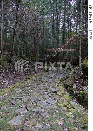 中山道落合の石畳　岐阜県 97965462