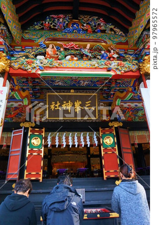 三峯神社　神社　秩父三社　拝殿　漆塗り　 97965572