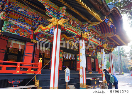 三峯神社　神社　秩父三社　拝殿　漆塗り　 97965576