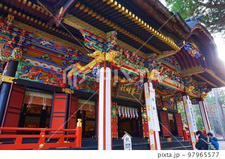 三峯神社　神社　秩父三社　拝殿　漆塗り　 97965577