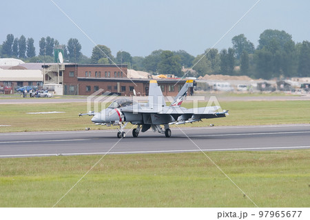 アメリカ海軍F/A-18Fスーパーホーネット着陸 97965677