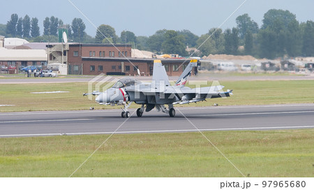アメリカ海軍F/A-18Fスーパーホーネット着陸 97965680