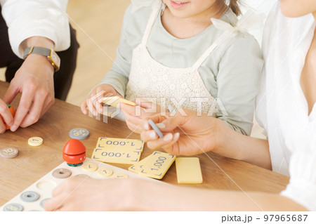 お金の勉強をする親子 お金の勉強をする親子 97965687