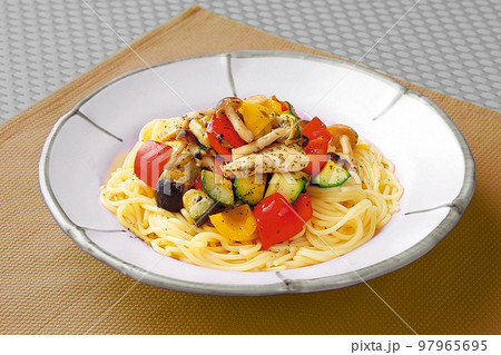 創作料理夏野菜とシメジのパスタ料理 97965695