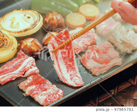 ホットプレートで焼肉イメージ ホットプレートで焼肉イメージ 97965701