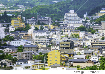 湯けむり展望台から見た美しい鉄輪温泉街の風景(大分県別府市) 湯けむり展望台から見た美しい鉄輪温泉街の風景(大分県別府市) 97965958