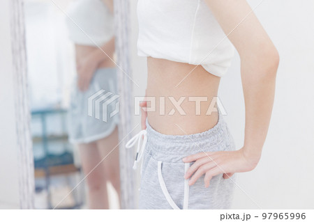ダイエット中の女性 97965996