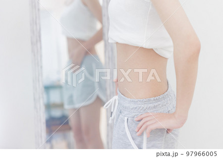 ダイエット中の女性 ダイエット中の女性 97966005