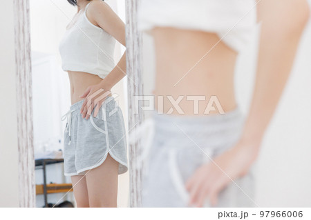 ダイエット中の女性 ダイエット中の女性 97966006