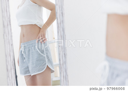 ダイエット中の女性 97966008