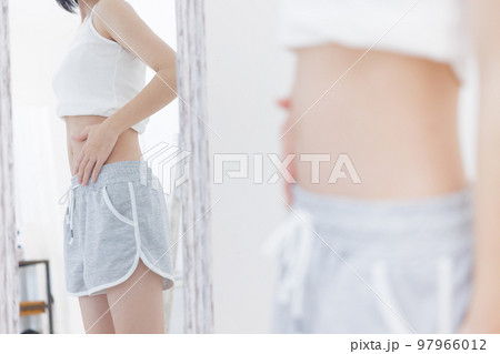 ダイエット中の女性 97966012