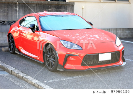 駐車場の赤いスポーツカー　イメージ 97966136