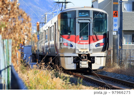 可部線227系車両レッドウィング（広島下祗園駅を通過） 97966275