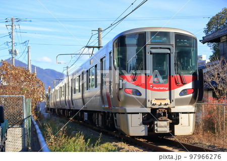 可部線227系車両レッドウィング（広島下祗園駅を通過） 97966276
