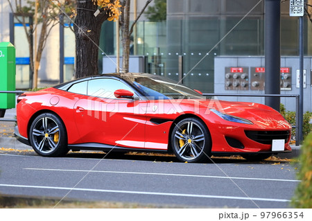 赤いスポーツカー　イメージ 97966354