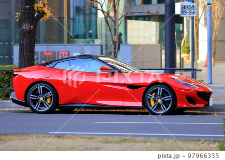 赤いスポーツカー　イメージ 97966355