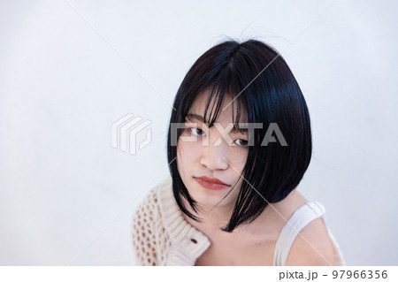 女性ポートレート 97966356