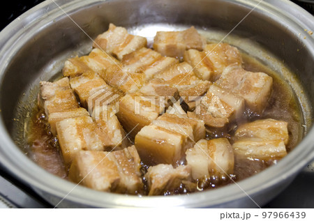 ラフテー(豚の角煮)調理中 ラフテー(豚の角煮)調理中 97966439