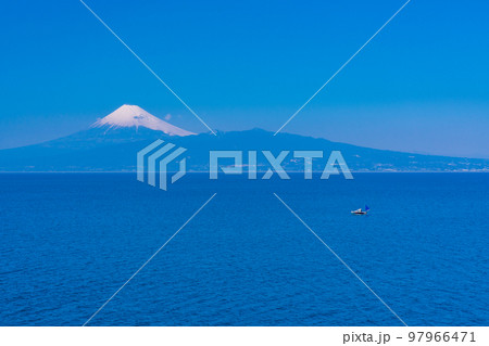 駿河湾に浮かぶ小船と富士山 駿河湾に浮かぶ小船と富士山 97966471