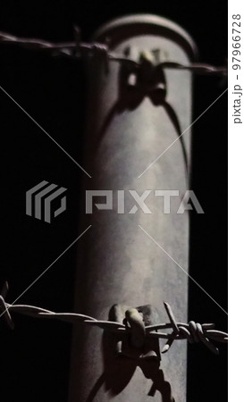 冷たく照らされる侵入禁止エリアのエリアの有刺鉄線 97966728