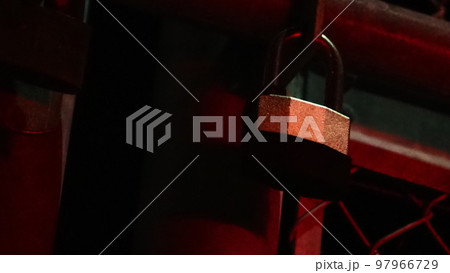 赤く照らされる立入禁止エリアのカギ 97966729