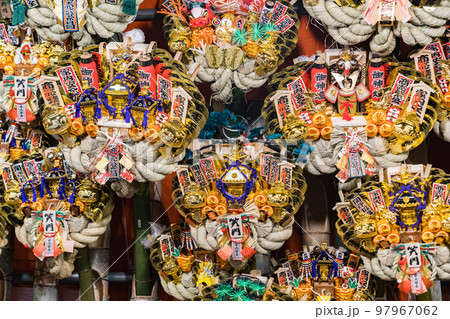 酉の市の縁起熊手の屋台 酉の市の縁起熊手の屋台 97967062