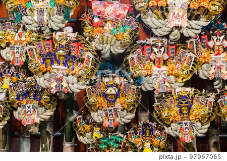 酉の市の縁起熊手の屋台 97967065