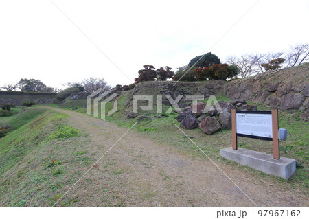 原城跡 本丸と破却された石垣 97967162