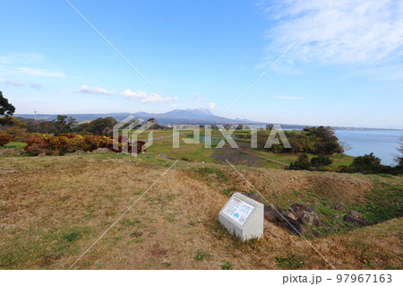 原城跡 本丸跡から二ノ丸、雲仙普賢岳方面の眺め 原城跡 本丸跡から二ノ丸、雲仙普賢岳方面の眺め 97967163