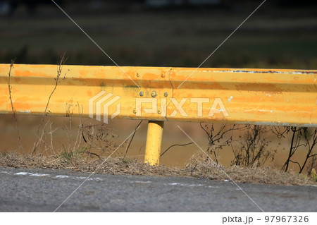 山口県の黄色いガードレール 97967326