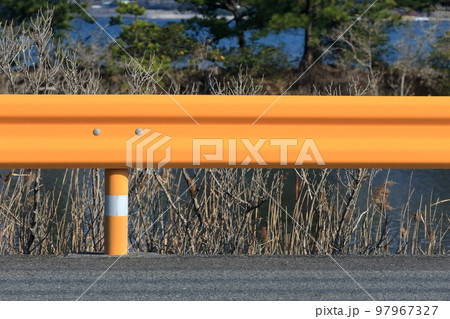 山口県の黄色いガードレール 97967327