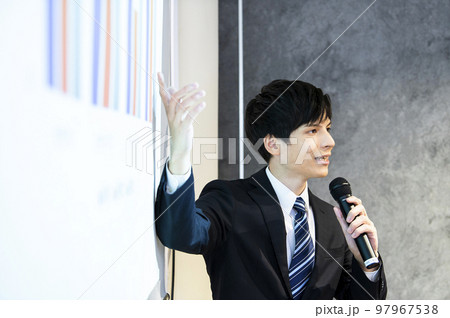 男性 ビジネスマン セミナー プレゼン コンペ 男性 ビジネスマン セミナー プレゼン コンペ 97967538