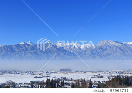 冬の安曇野と北アルプス 97968751