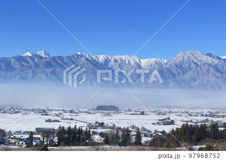 冬の安曇野と北アルプス 冬の安曇野と北アルプス 97968752